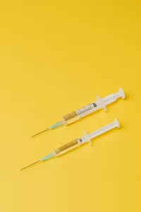 A picture of 2 needles.